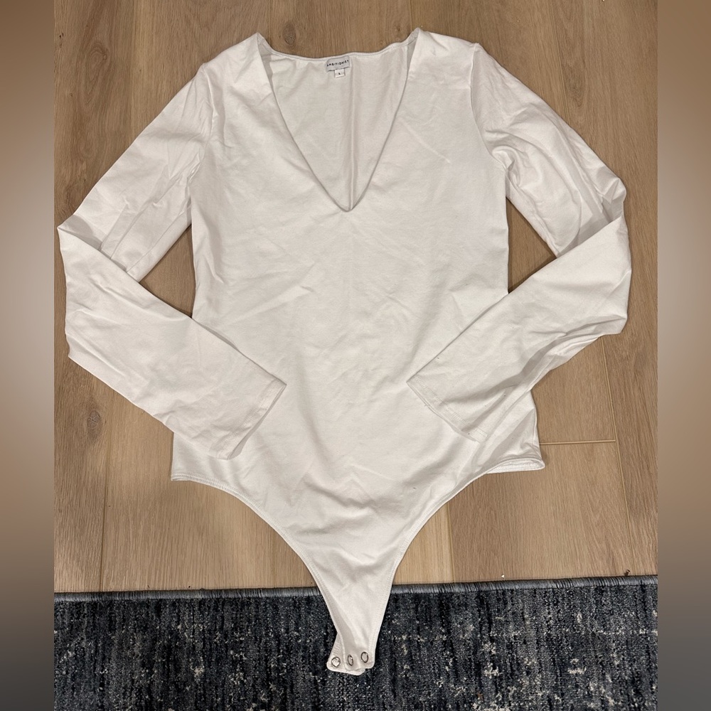 Black and white long sleeve v neck bodysuit bundle size Large